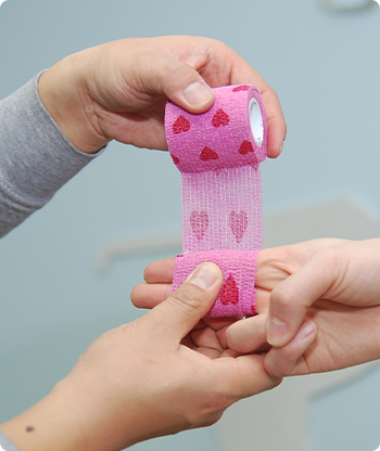 Bandagem autoadesiva de envoltório flexível